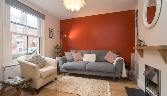 Colourful, homely 2 bed terrace - Pass the Keys