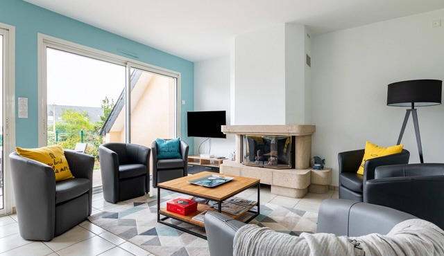 Colourful house with jacuzzi - 300m from the beach