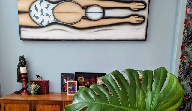 Colourful mid-century modern, 5 minutes from the beach and close to airport