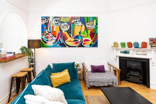 Colourful Spacious Central 3BDR Balcony AC Parking