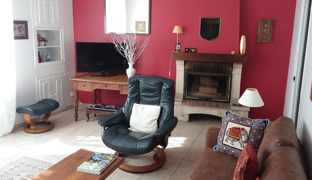 Colourful well equipped 2-Bed House in Le Vigeant