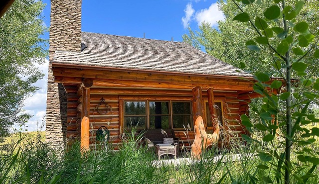 Colter Cabin: Classic Log Cabin w/Privacy & Views