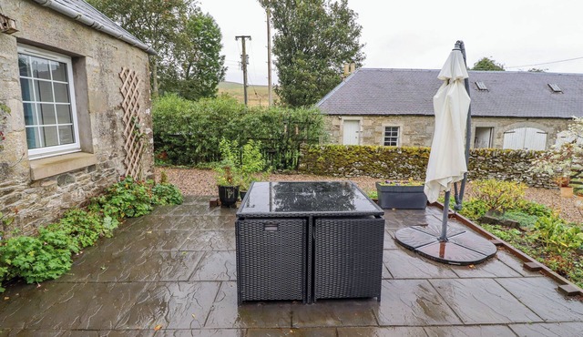 COLTERSCLEUCH COTTAGE, pet friendly, with open fire in Hawick