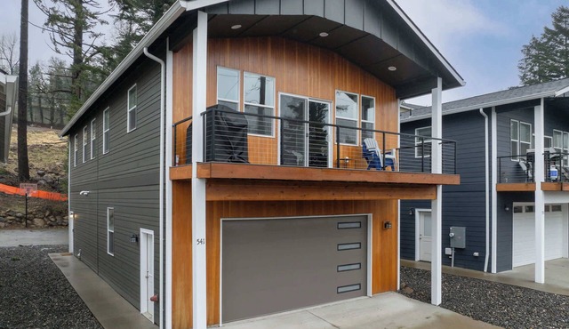 Columbia Gorge Getaway - Walk to River & Trails