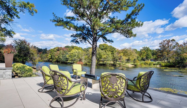 Columbia Lakefront Escape: Serenity Room & Patio