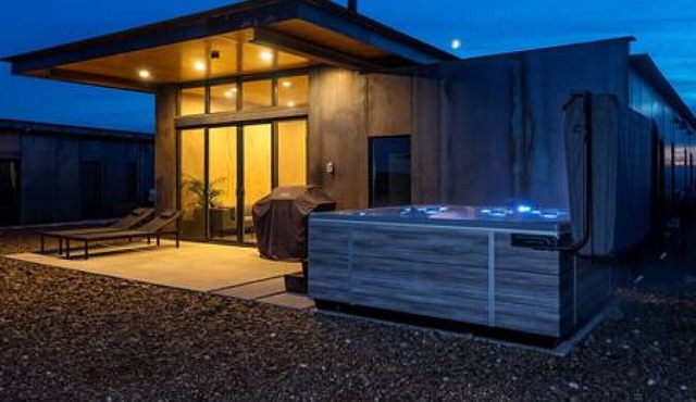Columbia River Retreat Lakehouse