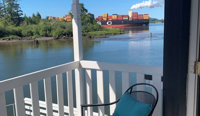 Columbia River Sunsets - spacious riverfront condo with spectacular views.