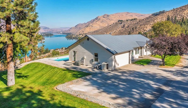 Columbia River View w/heated pool & hot tub!