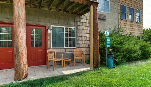 Columbia's Welcoming Retreat with Rustic-Themed Rooms & Heated Pools