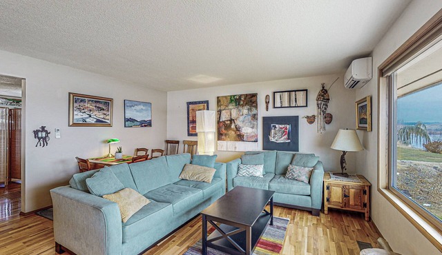 Columbia Vista: Waterfront Home w/Patio