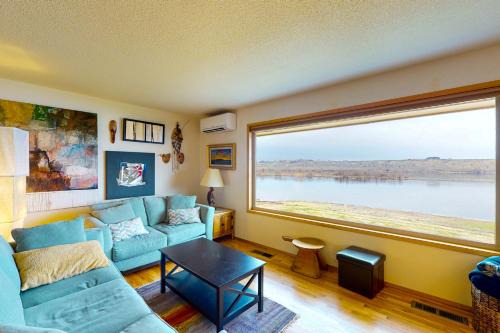 Columbia Vista Waterfront Home with Patio