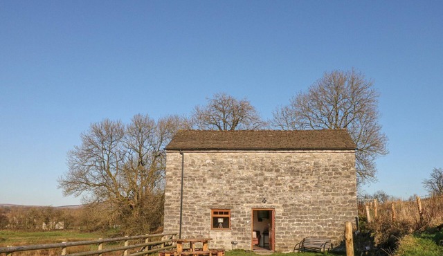 COLUMBINE BARN, pet friendly, character holiday cottage in Bradwell