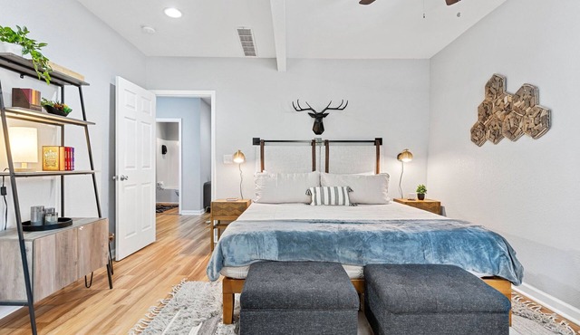 Columbus Park Upper Apt Walkable to River Market and Minutes from Downtown!