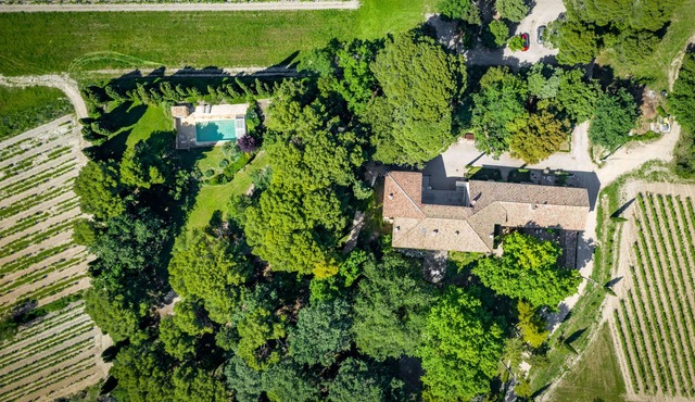 Comfortable air-conditioned gîte, park and swimming pool, near Ventoux cyclists welcome