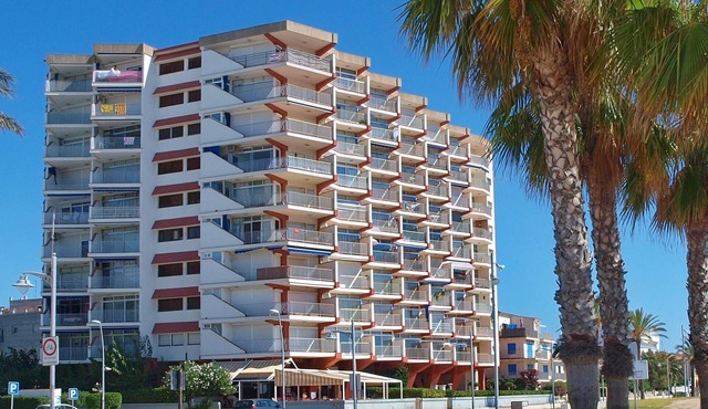 COMA-RUGA APARTMENT IN FIRST LINE OF SEA ON BEACH, IN PERFECT CONDITION