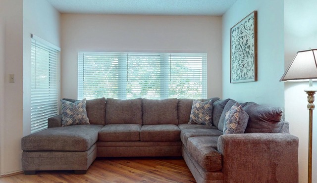 Comal access and walk to Schlitterbahn! INV 111 : Free Tubes with Rental!