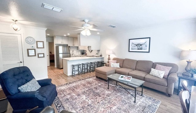 Comal Haus | 1st Floor | Recently Renovated | WiFi