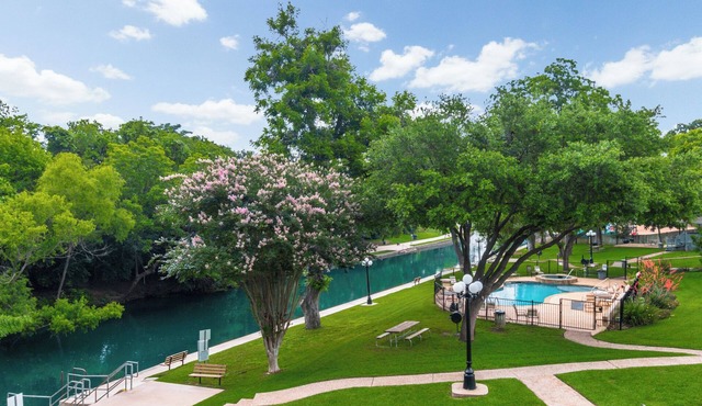Comal Riverfront Condo w/Pool, Longest Float, Tubes Included!