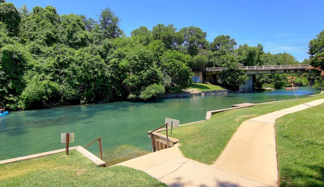 Comal Riverfront! Schlitterbahn! Pool and direct river access!