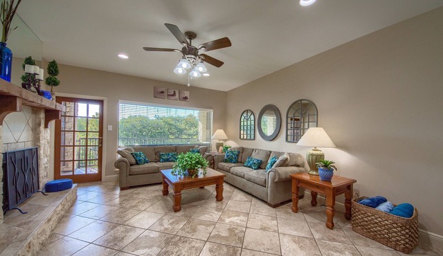 Comal Riverfront with 2 decks! Schlitterbahn! Pool, hot tub & river access!