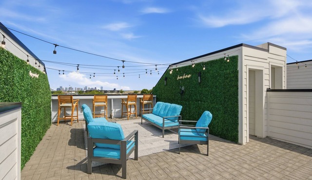 Combined Townhome w/26 Beds - 2 rooftops!
