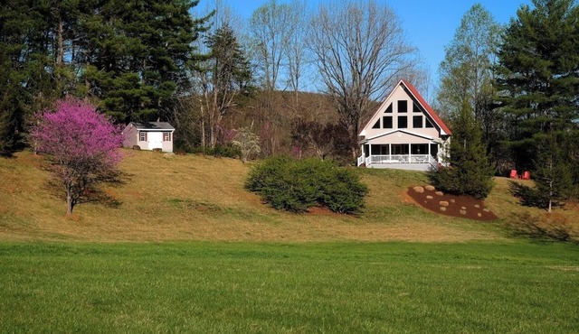 Come and enjoy a beautiful view and relaxing time at Windy Knoll.