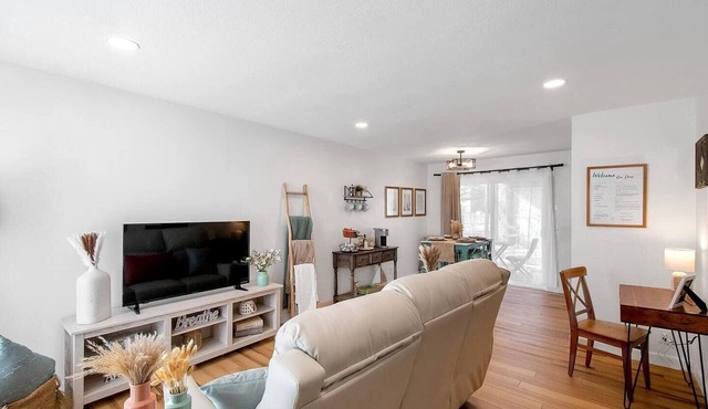 Come and enjoy our coastal themed 2 bed, 1 bath apartment