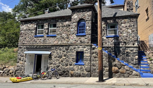 Come and Get your Love! Sleep on a real Waterbed! Only minutes from Mt. Shasta.