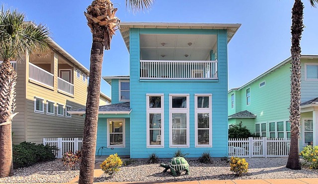 Come and play at our Blue Hawaiian Beach house! Close to the beach! The perfect