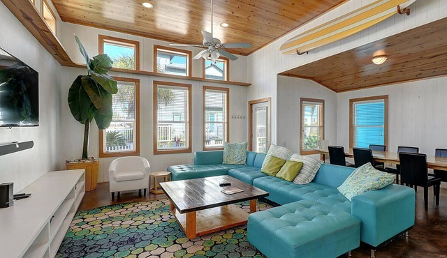 Come and play at our Mango and Cash Beach house! Pet friendly! Close to the beac