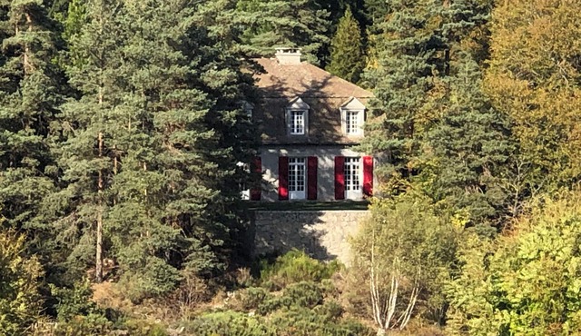 Come and relax in the peace and quiet of the countryside, overlooking the lake.