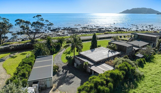 Come and stay at XanDie's! Premium accommodation at Waihau Bay!