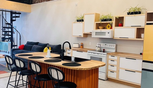 Come and stay in our Cozy Upstairs Apartment