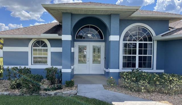 Come and stay the "Blue Oasis" a modern and private getaway.