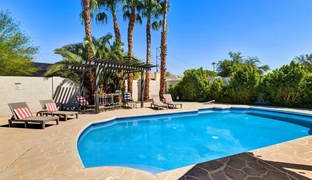 Come as you are with free Heated Pool!