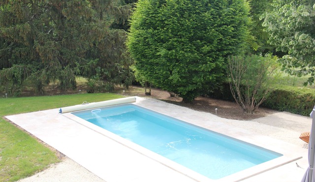 Come cocooning and enjoy the pool and hottub together, near the golf of Cognac!