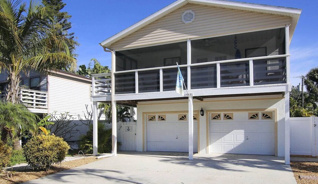 Come down from the cold! Sea Breeze Gulf Home. Heated Pool, steps to the Beach.