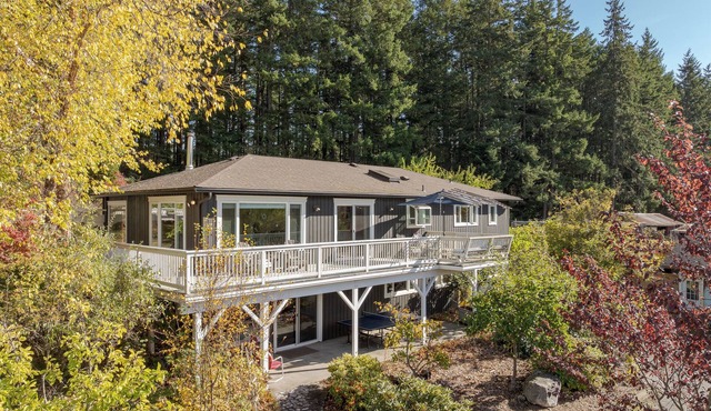 Come enjoy a farm setting with a large, bright home for friends and family. With four comfortable bedrooms and an exceptional living room for lounging, this is a perfect home for families with pets! ⭐️Pizza Oven ⭐️Hot Tub ⭐️Pet Friendly