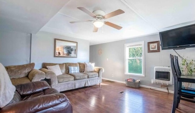 Come enjoy a stay at Pleasant Lane! Plenty of parking & great surrounding area!