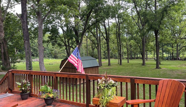 Come enjoy our peaceful and relaxing river house located on the Jackson River.