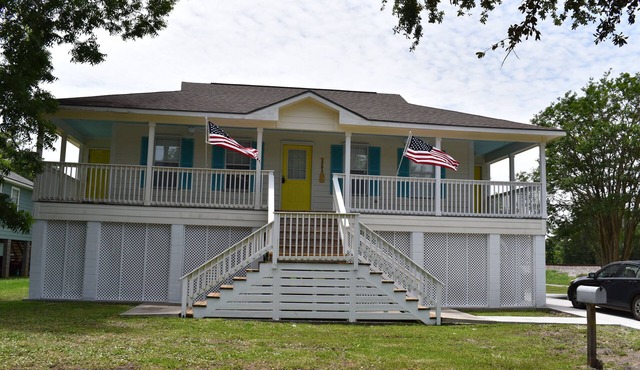 Come enjoy some laid-back beach vibes. Walk to the beach, shops, restaurants.