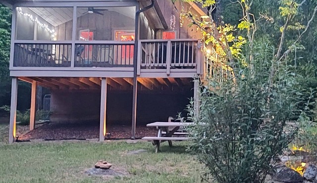 Come enjoy the beauty of Spring in the mountains! Relax and unwind at the cabin!