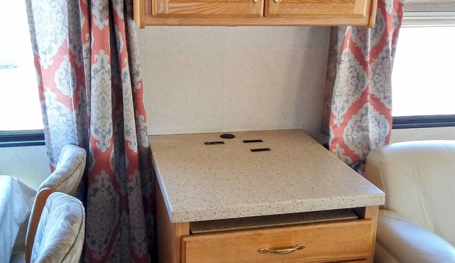 Come enjoy the mountain views. Peace and quietness in this beautiful RV