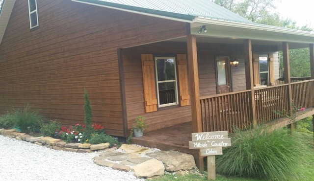 Come enjoy this newly built Hillside country Cabin located near buffalo river
