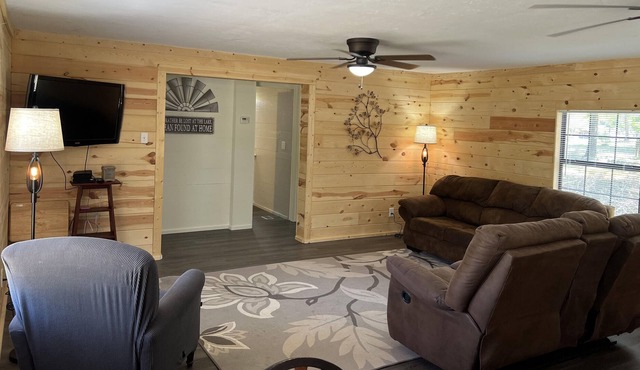 Come escape in a pet friendly remodeled home just 1/4 mi. to San Augustine Park!