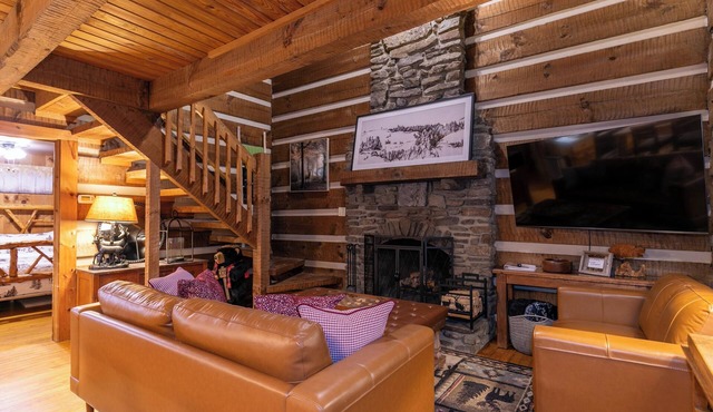 Come Escape to a Beautiful Cabin w/Hot Tub & Fire Pit!
