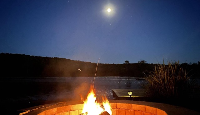 Come Escape to the Water’s Edge Hideaway!