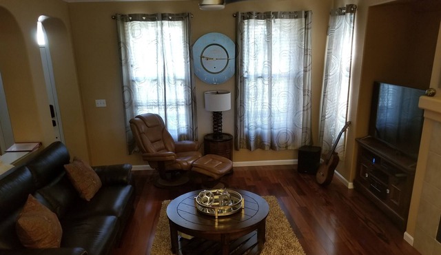 Come Feel Like Home in Natomas! Minutes to the airport, downtown, and old town.