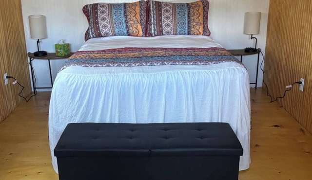 Come glamping with us! Cozy cabin with 1 bedroom and AC, WiFi in Leesburg!