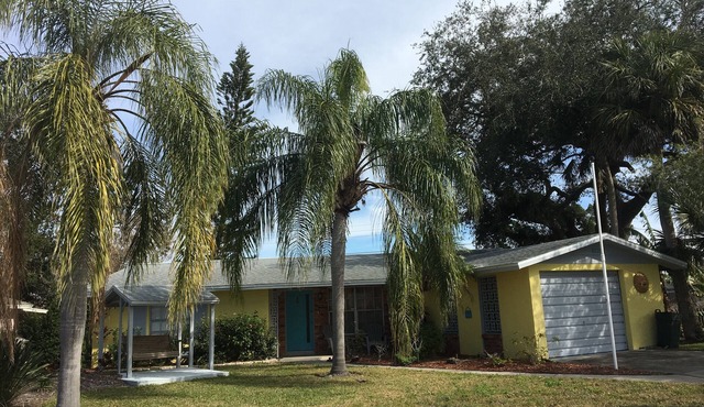 Come live the simple life: Close to Siesta, Relaxing with sunroom, patio.